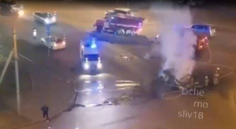 "Все живы?": Автомобиль загорелся в результате ДТП в Уссурийске