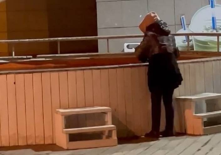 Вылавливала из воды: Поведение дамы на набережной ввело в недоумение горожан