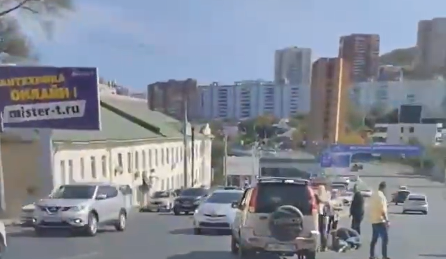 Женщина попала под авто на оживленной трассе во Владивостоке