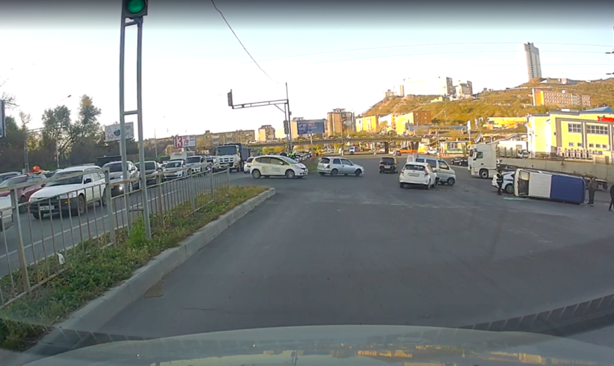 "Тойота Аква" уложила микроавтобус во Владивостоке - подробности ДТП "Тойота Аква" уложила микроавтобус во Владивостоке - подробности ДТП