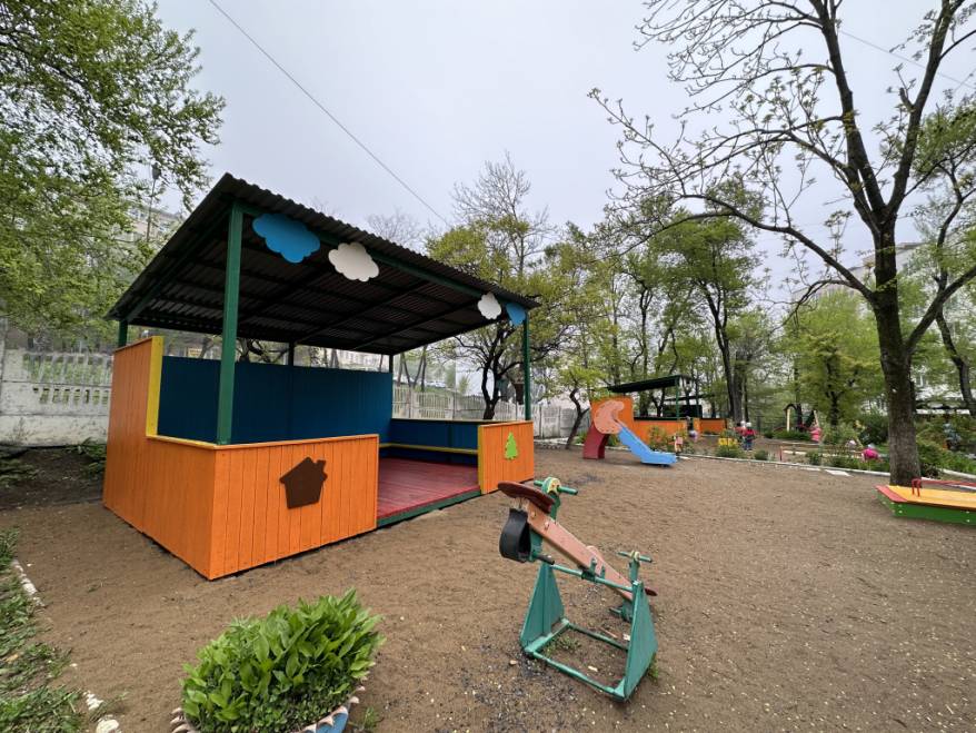 Более 40 детских садиков во Владивостоке получили новые теневые навесы и беседки