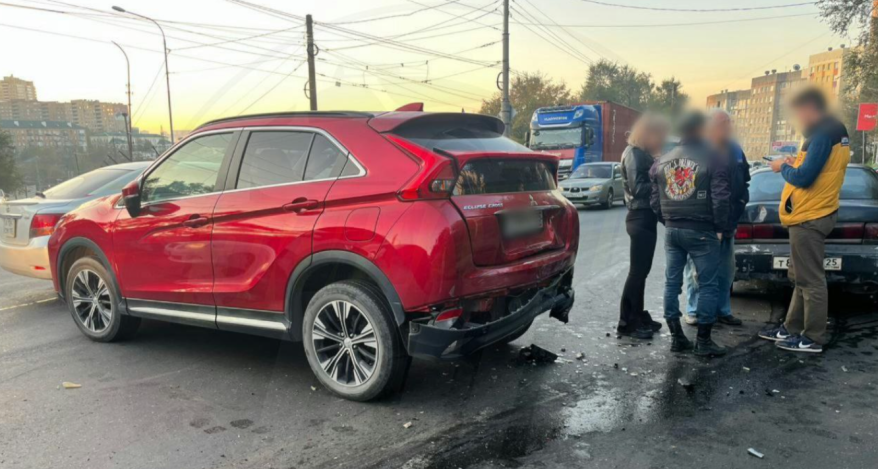 В час пик: серьезное ДТП на трафиковой дороге Владивостока - образовалась пробка