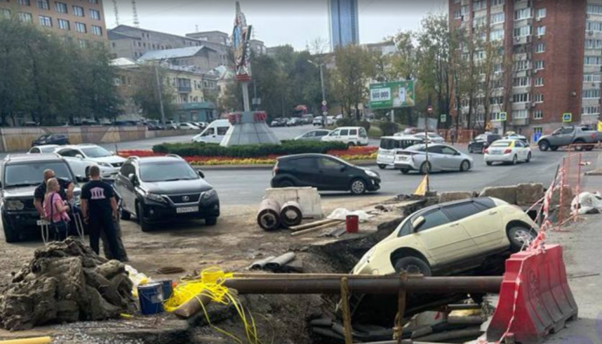 Автомобиль улетел в разрытую тепловиками траншею во Владивостоке Автомобиль улетел в разрытую тепловиками траншею во Владивостоке
