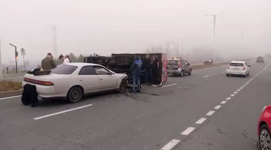 Авто на боку: В эти минуты - серьезное ДТП на Русском острове