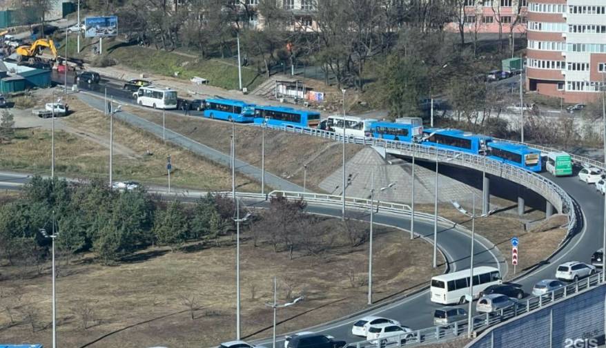 Крупный затор из пассажирских автобусов во Владивостоке - движение пустили