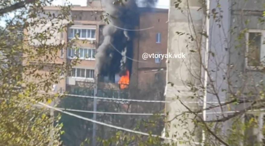 Мощное пламя вырывается с балкона: житель Владивостока сообщает о пожаре в жилом доме