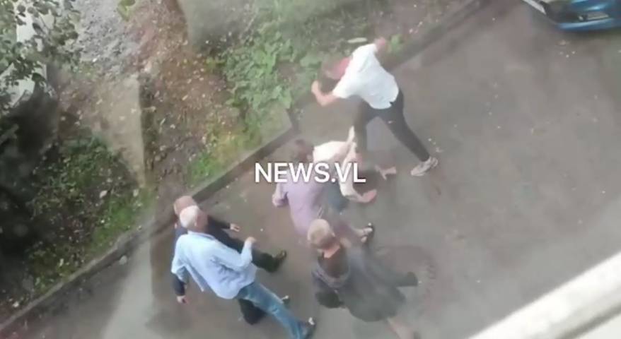 "Ногой в лицо": драка во дворе жилого дома во Владивостоке привела в ужас местных жителей "Ногой в лицо": драка во дворе жилого дома во Владивостоке привела в ужас местных жителей