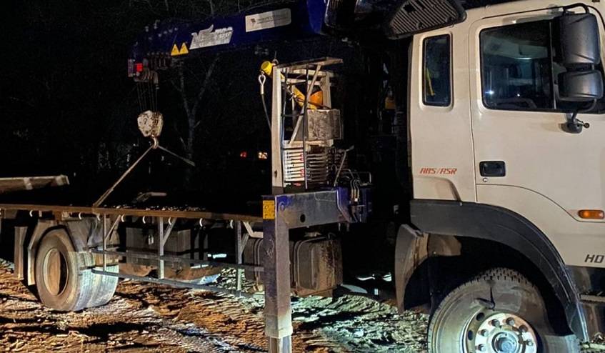 Серьезные ожоги и больница: Разряд электричества ударил по рабочим