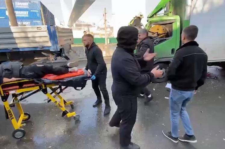 Доставали спасатели: новые кадры жуткого ДТП с грузовиком