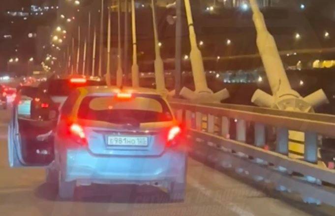 "Мерзость какая": поступок мужчины на Золотом мосту вызвал негодование общественности