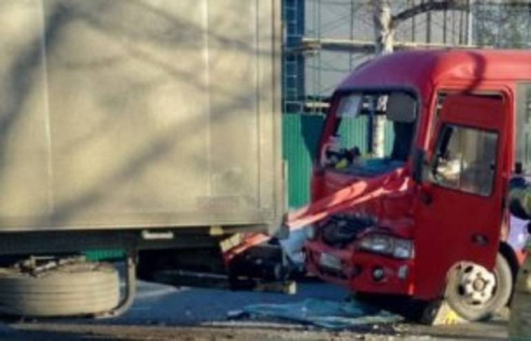 Пассажирский автобус врезался в фуру Пассажирский автобус врезался в фуру