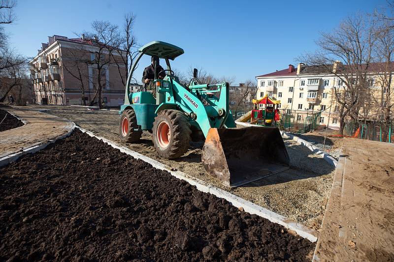 В сквере на улице Ильичева во Владивостоке обустроили новые пешеходные дорожки