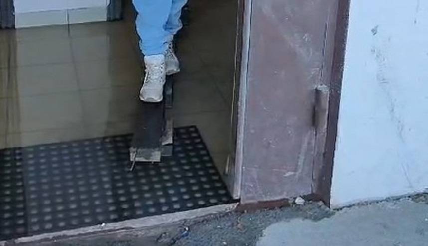 «Раскорячиться, чтобы не вляпаться»: канализация затопила подъезд многоэтажки «Раскорячиться, чтобы не вляпаться»: канализация затопила подъезд многоэтажки