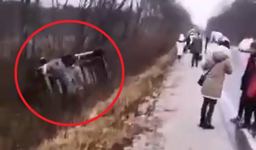 Автобус со школьниками перевернулся на трассе, скорая на месте (видео) Автобус со школьниками перевернулся на трассе, скорая на месте (видео)