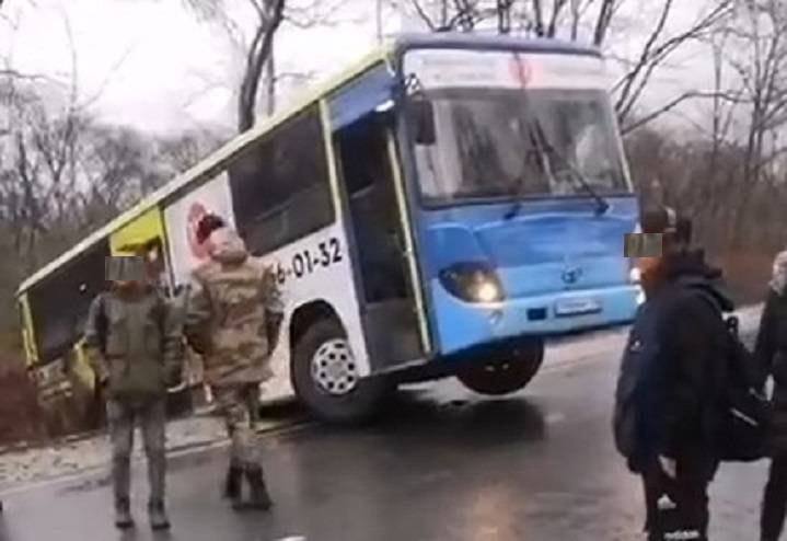 «Улетел с дороги и повис»: Происшествие с пассажирским автобусов на трассе «Улетел с дороги и повис»: Происшествие с пассажирским автобусов на трассе