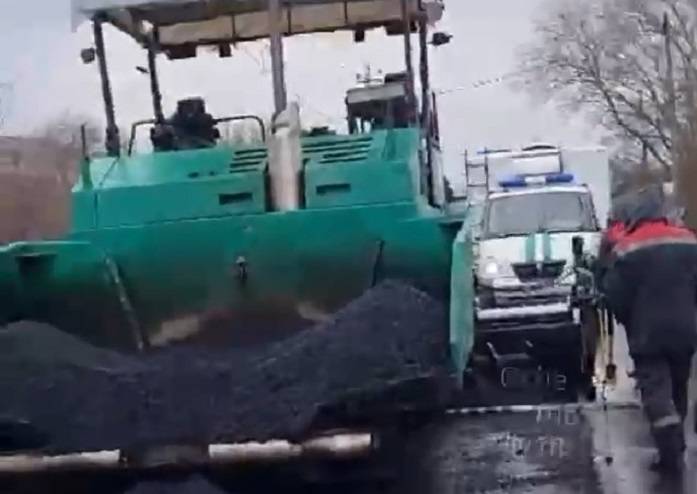Укладка асфальта в дождь ввела в недоумение жительницу Приморья