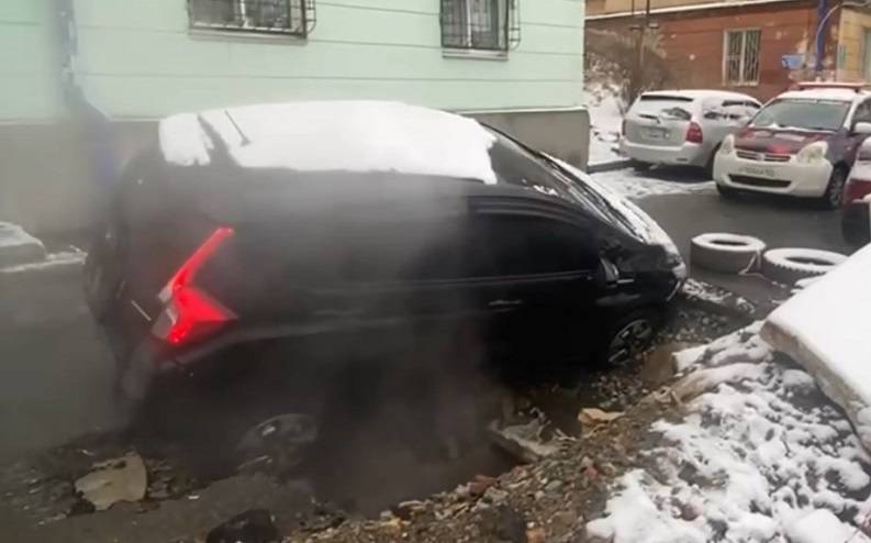 «Портал в царство аида?»: асфальт провалился под автомобилем «Портал в царство аида?»: асфальт провалился под автомобилем