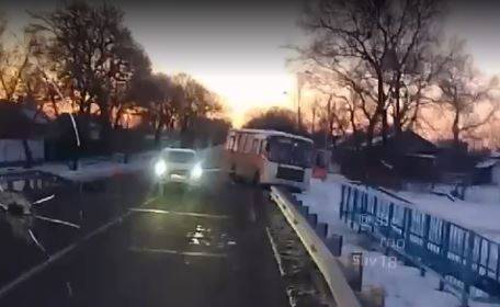 Пассажирский автобус наехал на пешехода в Приморье