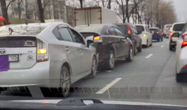 "Сейчас там все колом встанет": "паровоз" из пяти автомобилей собирает пробку во Владивостоке