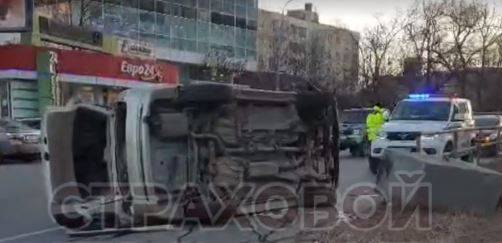 "Хорёк" перевернулся во Владивостоке: водитель сбежал