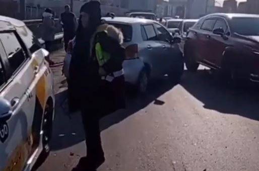 Массовое ДТП собрало огромную автопробку на путепроводе во Владивостоке