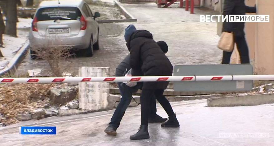 Снегопад и гололед «заставляют» пешеходов учиться танцевать Снегопад и гололед «заставляют» пешеходов учиться танцевать