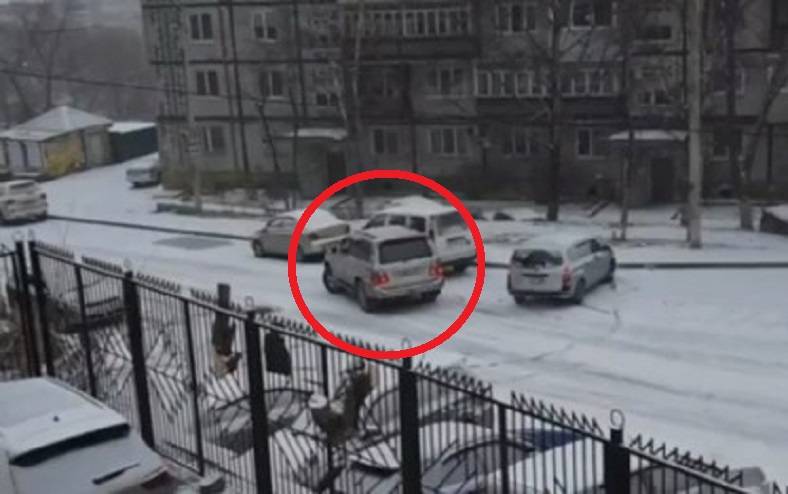 Внедорожник едва не выбил «страйк» из машин