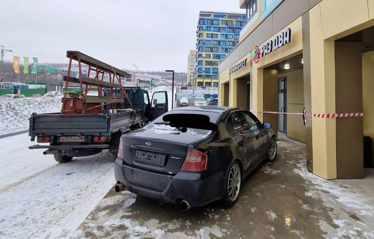"Коврик заклинило": автомобиль врезался в фасад магазина во Владивостоке