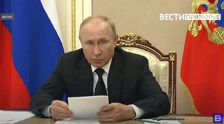 Путин подписал закон о приостановке индексации зарплат госслужащих Путин подписал закон о приостановке индексации зарплат госслужащих