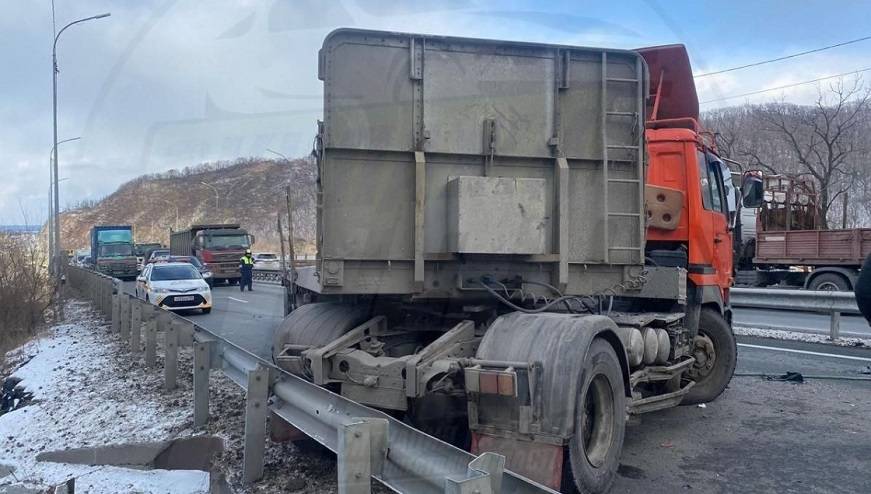 «Один помят, другой сложился пополам»: ДТП на трассе блокирует движение