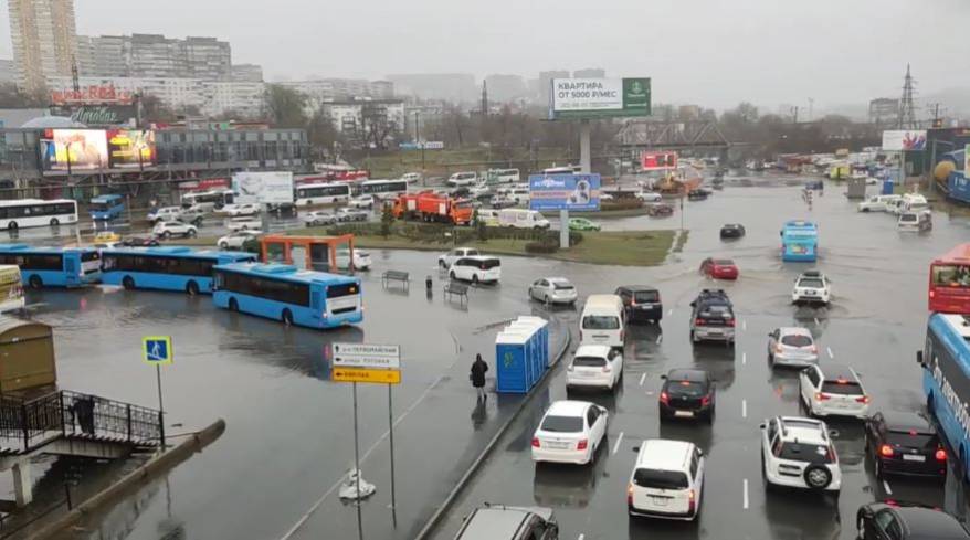 Площадь Луговая затоплена во Владивостоке, машины вынуждены выезжать на встречку