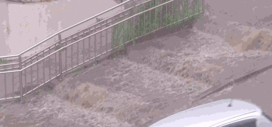 Во Владивостоке устраняют последствия мощного ливня