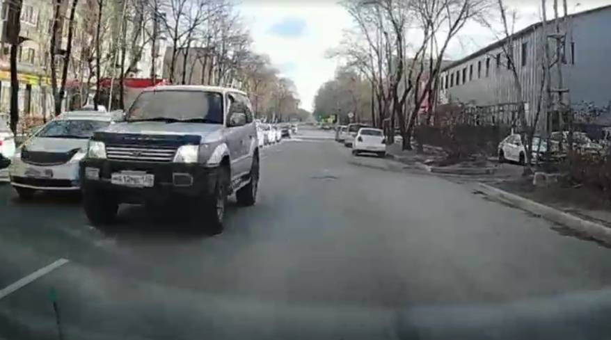 Наглая выходка водителя джипа в Приморье вызвала негодование у автолюбителей