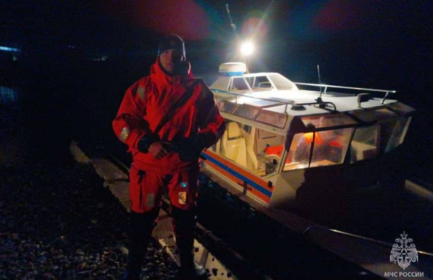 "Катер обледенел": двух мужчин унесло в море в Приморье