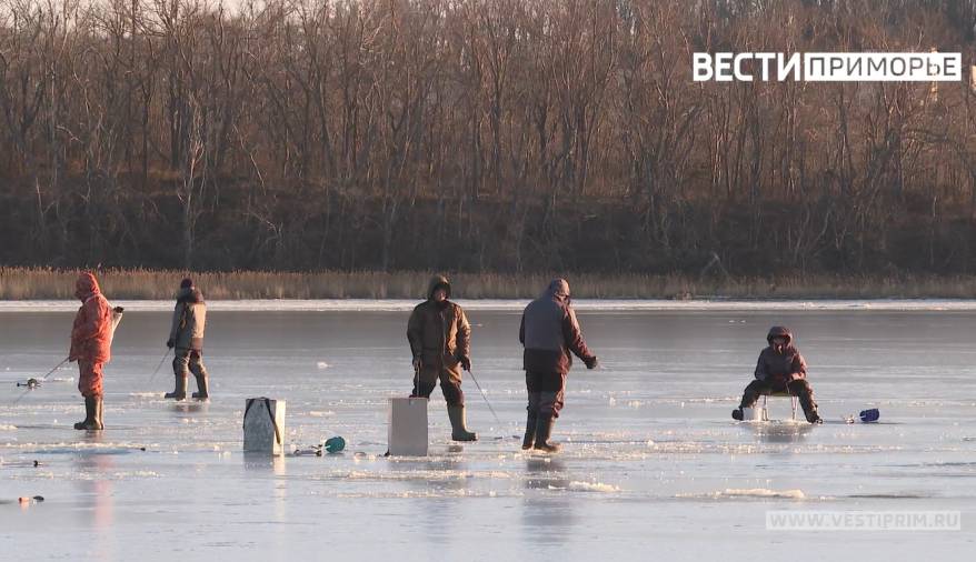 Рыбаки в Приморье уже выходят на лед (видео)