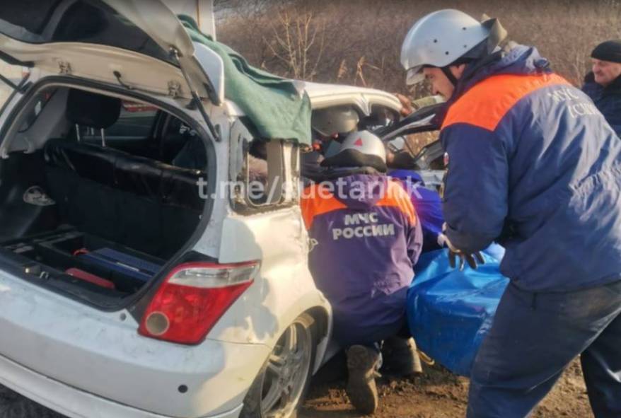 Одно авто слетело с трассы, другое сильно искорежено: жесткое ДТП в Приморье