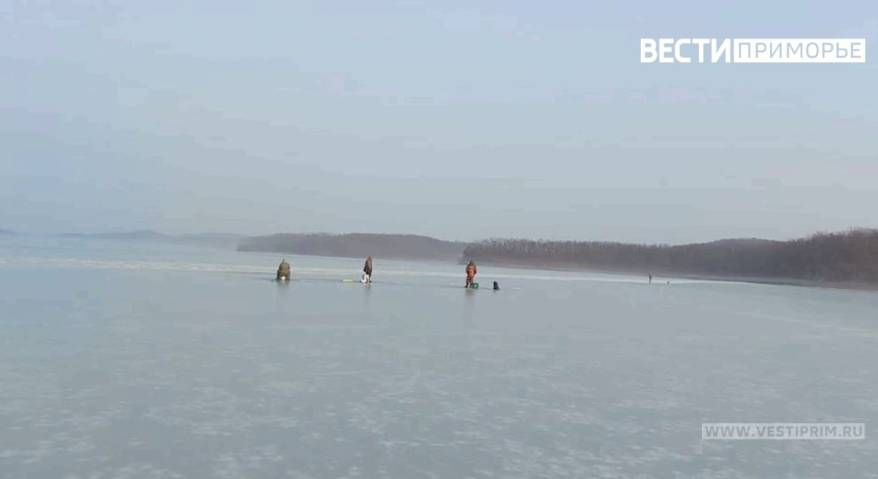 "Бегите оттуда!": первые рыбаки вышли на лед Амурского залива "Бегите оттуда!": первые рыбаки вышли на лед Амурского залива