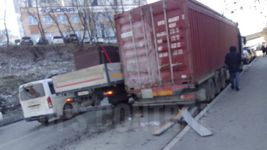 Серьезное ДТП заблокировало движение во Владивостоке