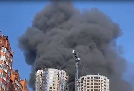 Мощный пожар полыхает во Владивостоке - горят новострои