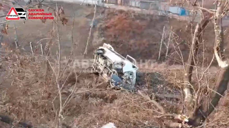 Микроавтобус улетел в овраг во Владивостоке