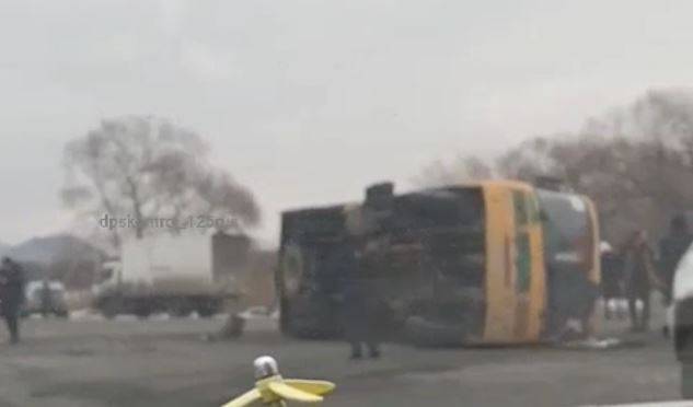 Автобус с детьми перевернулся в Приморье