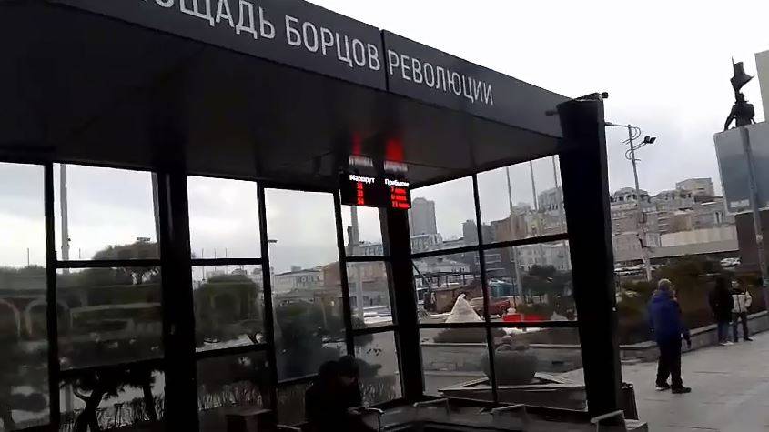 "Барную стойку" демонтировали в скандально известной "умной" остановке во Владивостоке