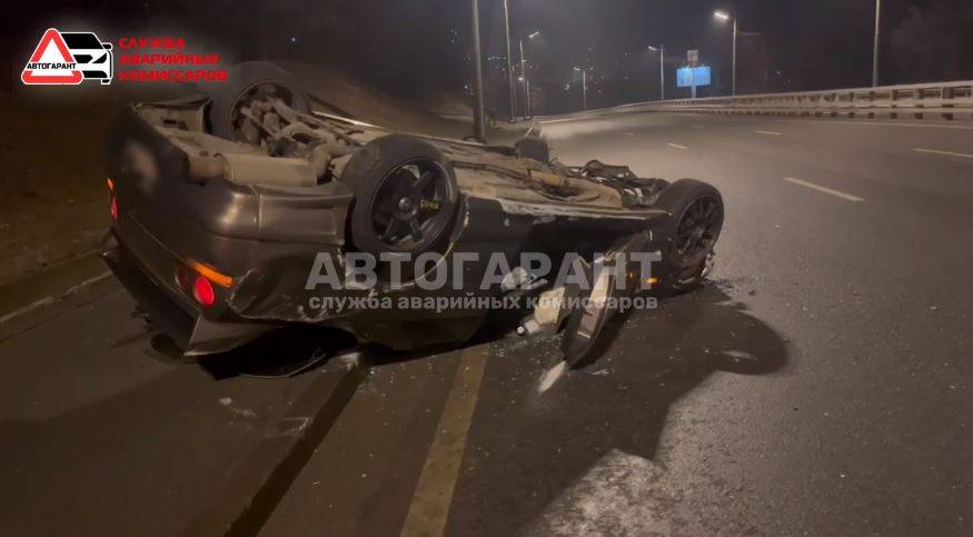 Nissan Skyline перевернулся ночью в результате жесткой аварии во Владивостоке