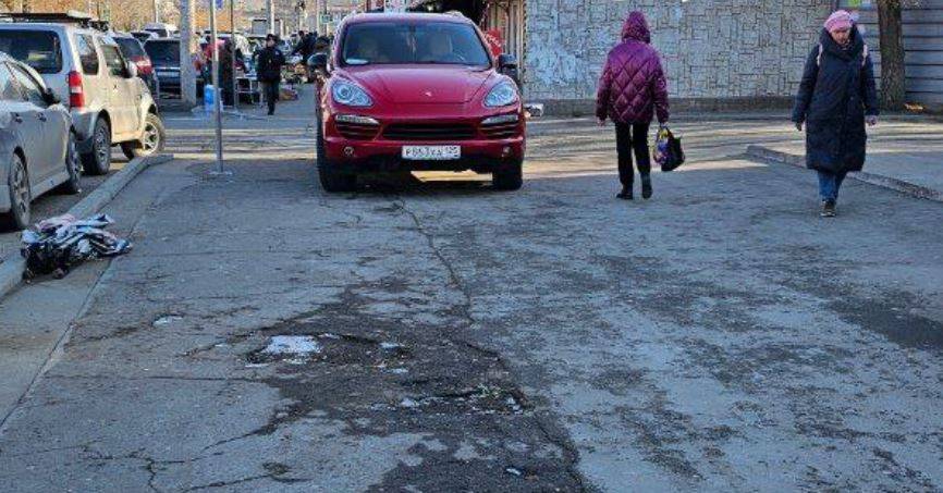 Автохам на красном «Порше» шокировал жителей Второй речки во Владивостоке