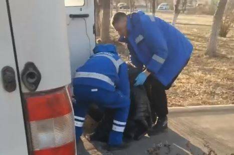 Мужчину "без сознания" обнаружили на тротуаре в Артеме
