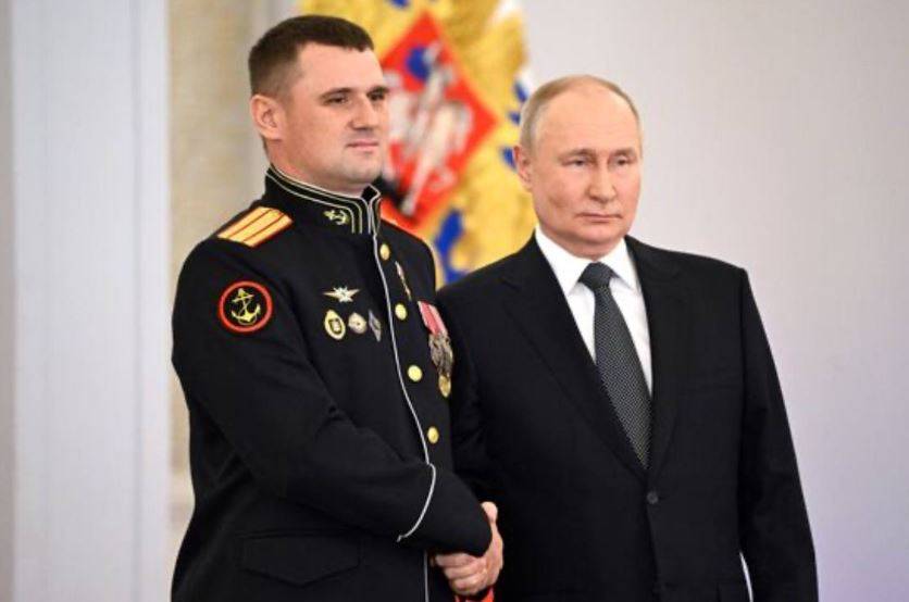 Впервые без маски показался знаменитый снайпер на вручении президентом "Звезды" Героя Впервые без маски показался знаменитый снайпер на вручении президентом "Звезды" Героя