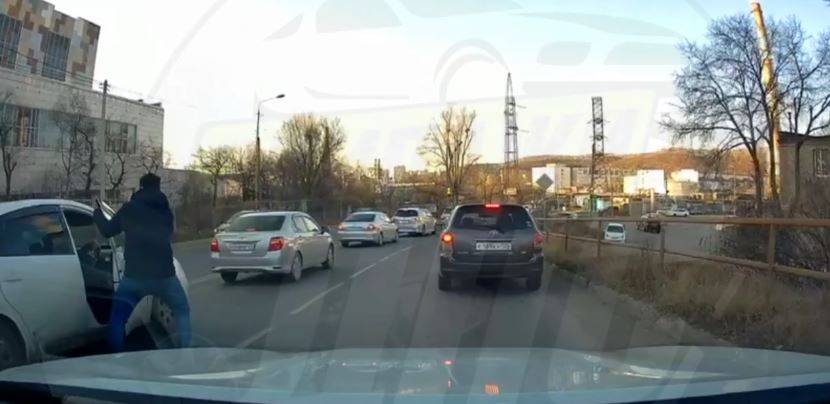 Мигрант набросился с кулаками на водителя "Приуса" во Владивостоке