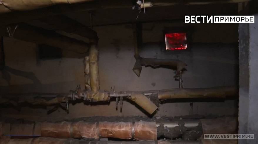 «Яму раскопали и уехали»: вода «топит» дом из-за порыва теплотрассы, жильцы напуганы