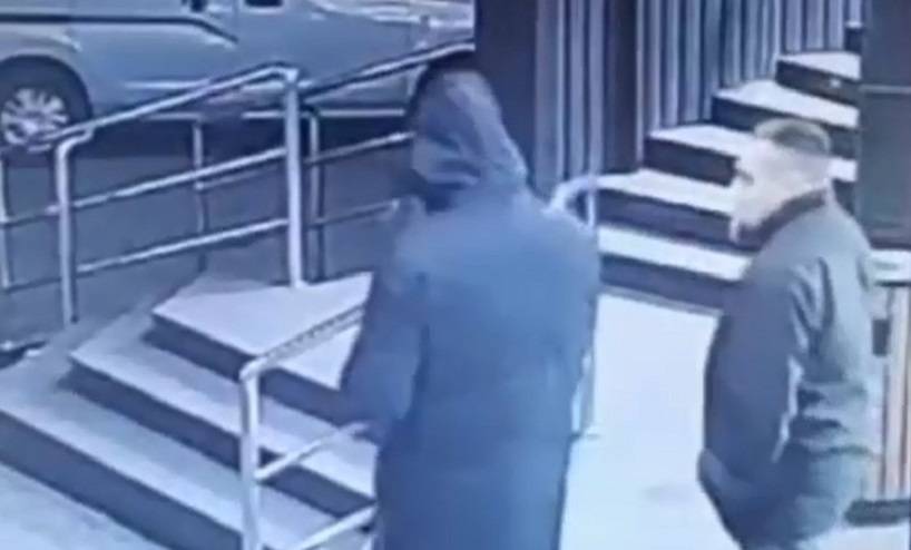 «Любви не хватает, куклу взяли?»: поступок двух мужчин вызвал недоумение