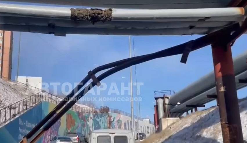 «Теперь без тепла?»: большегруз снес опоры труб водоснабжения во Владивостоке (видео)